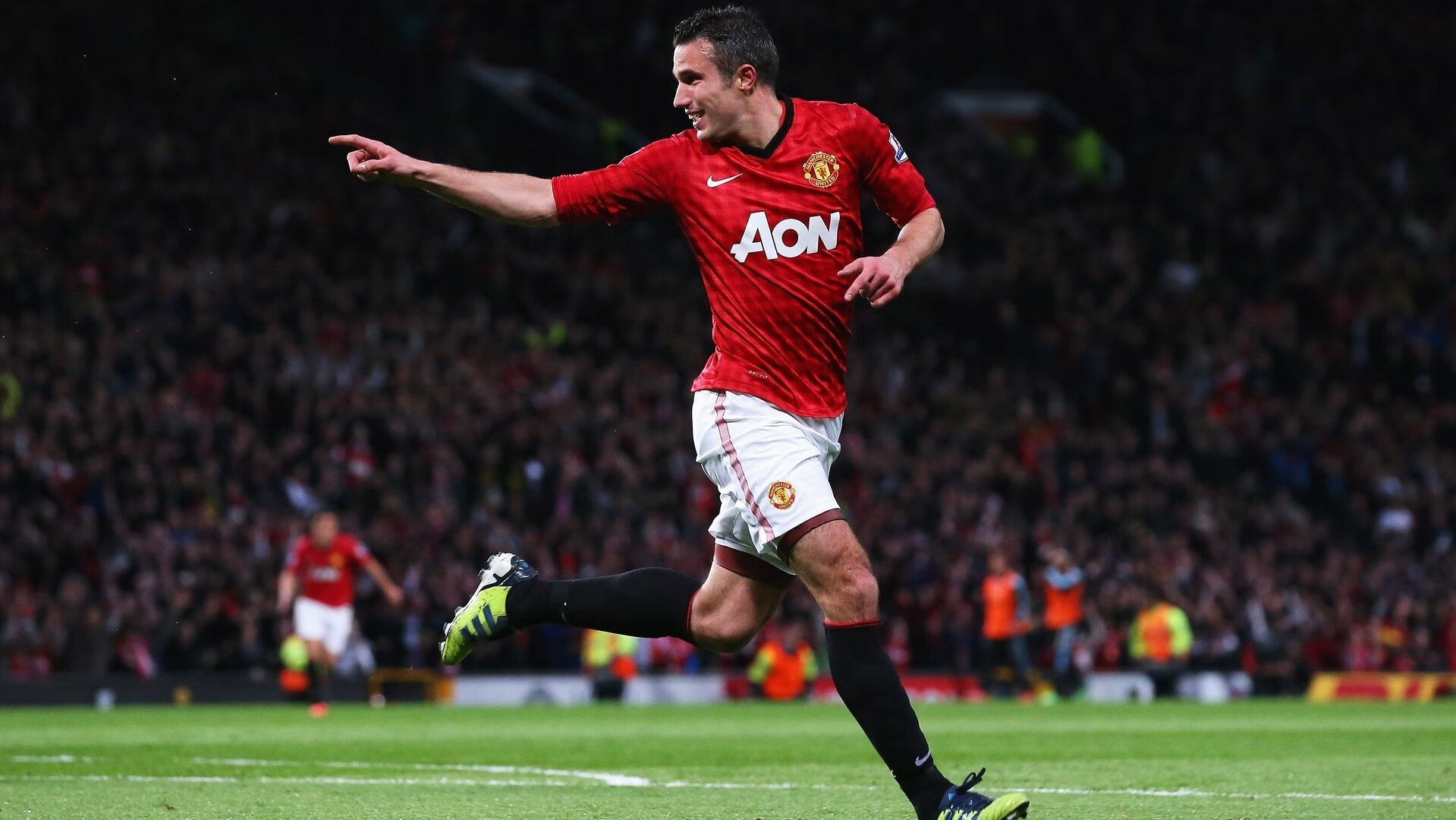 世界杯颁奖典礼：梅西身披传统披风捧杯画面成为经典