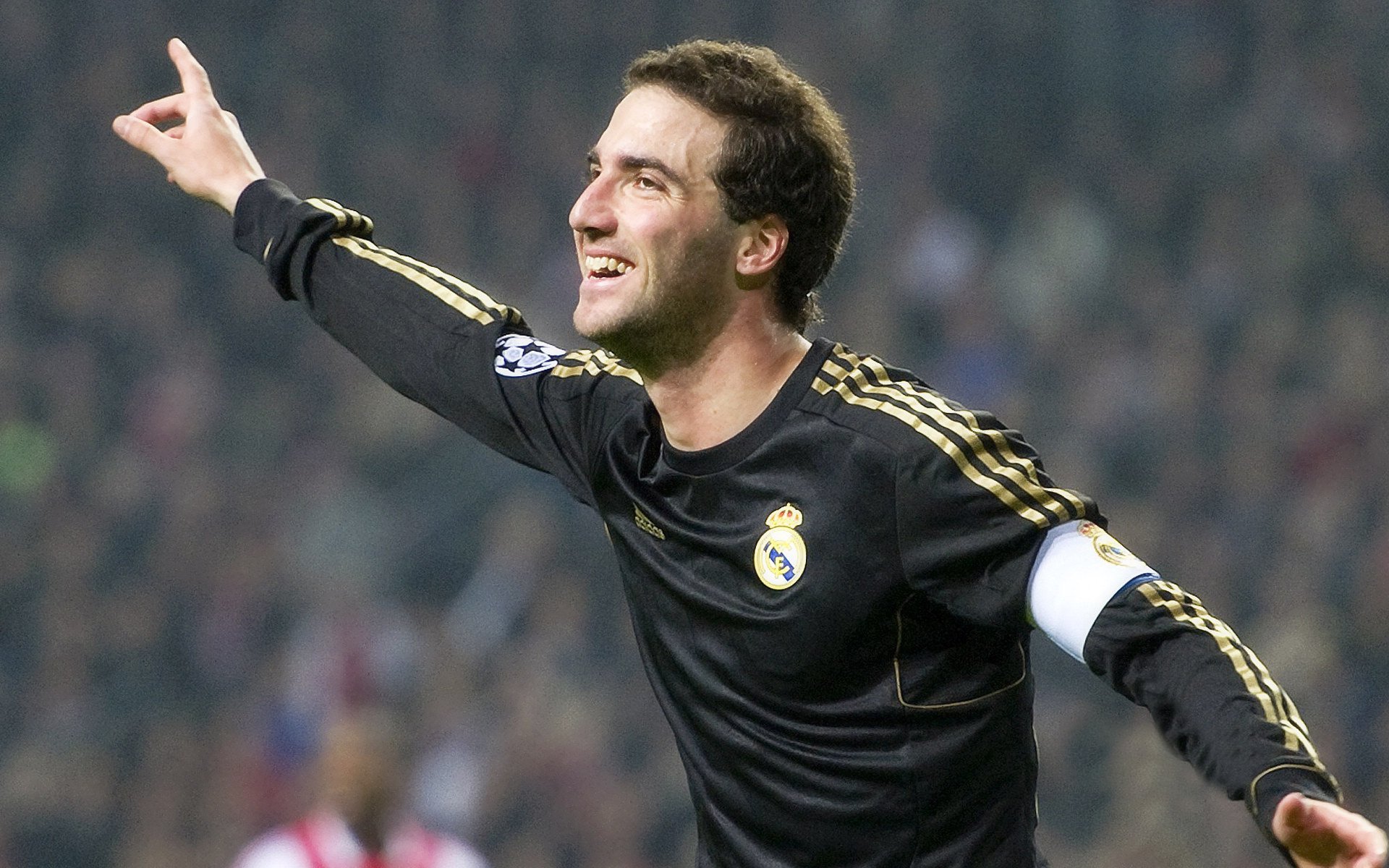 卡通IP主题滑冰日 冰场上出现整齐的角色队列